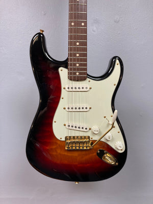 Fender Custom Shop 1960s FMJ Stratocaster 1998 w/Case, featuring close-up details of the guitar's body, neck, and knobs.