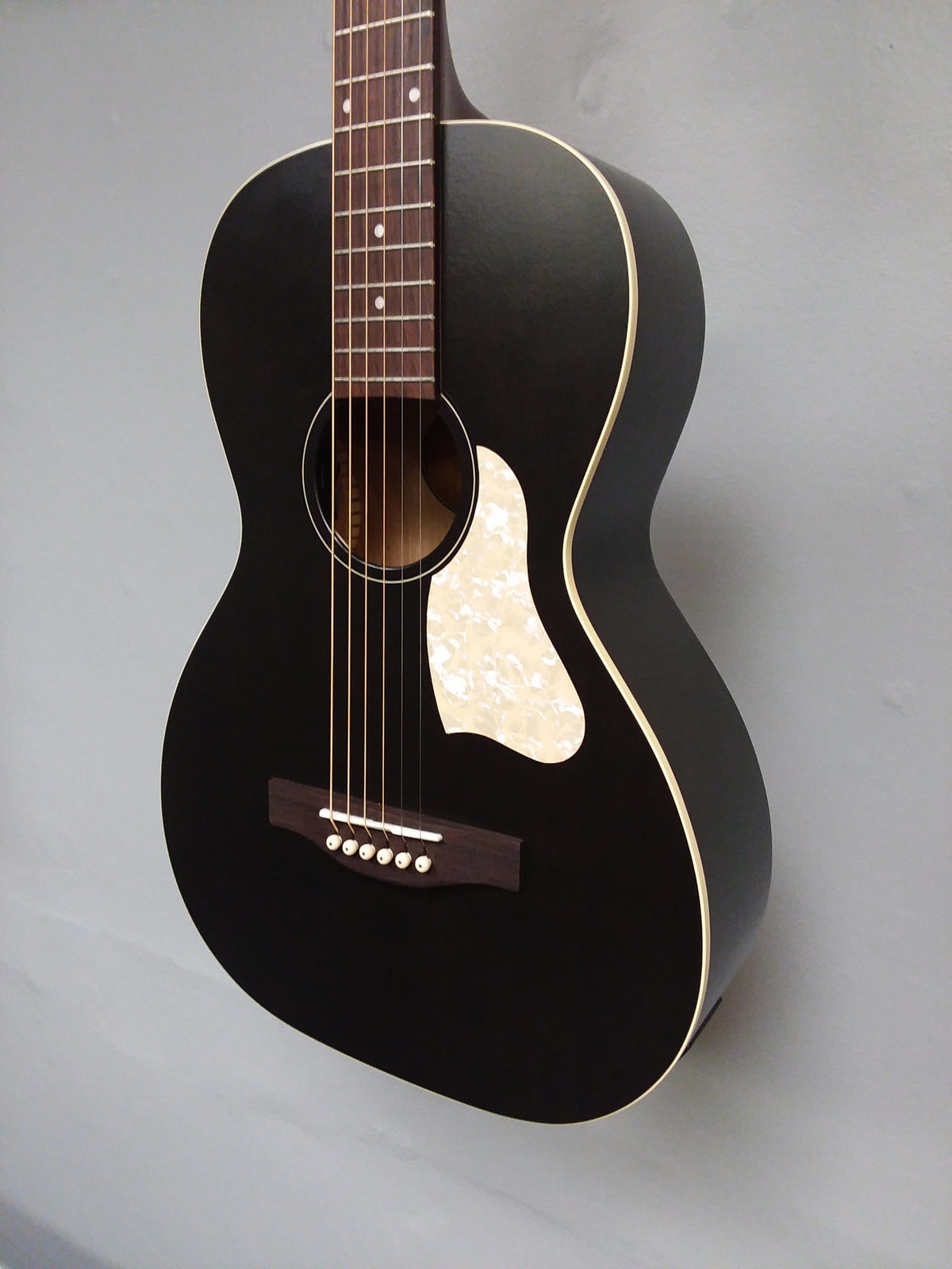 Art & Lutherie Roadhouse Faded Black A/E Parlor