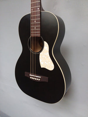 Art & Lutherie Roadhouse Faded Black A/E Parlor