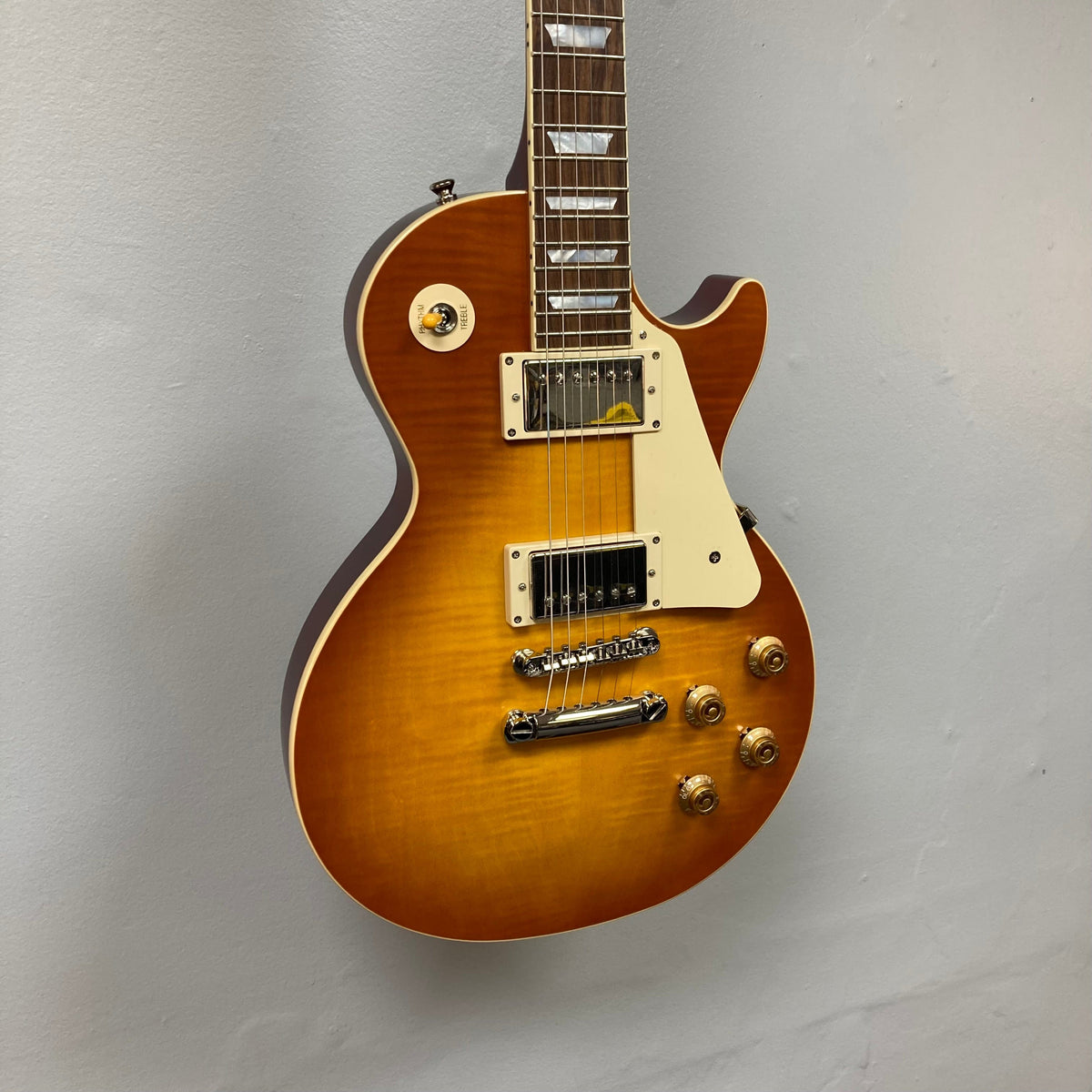 Epiphone 1959 Les Paul Standard Iced Tea Inspired by Gibson, showcasing its mahogany body, maple top, and close-up of strings and pickups.