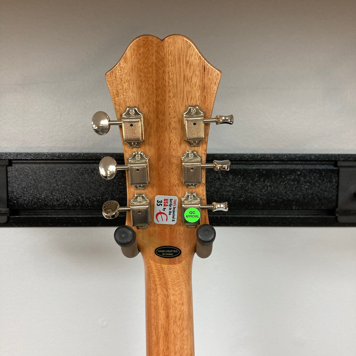 Epiphone Casino Natural w/Gigbag, showcasing the guitar head with pegs, buttons, and the back, highlighting its renowned craftsmanship and historical significance.