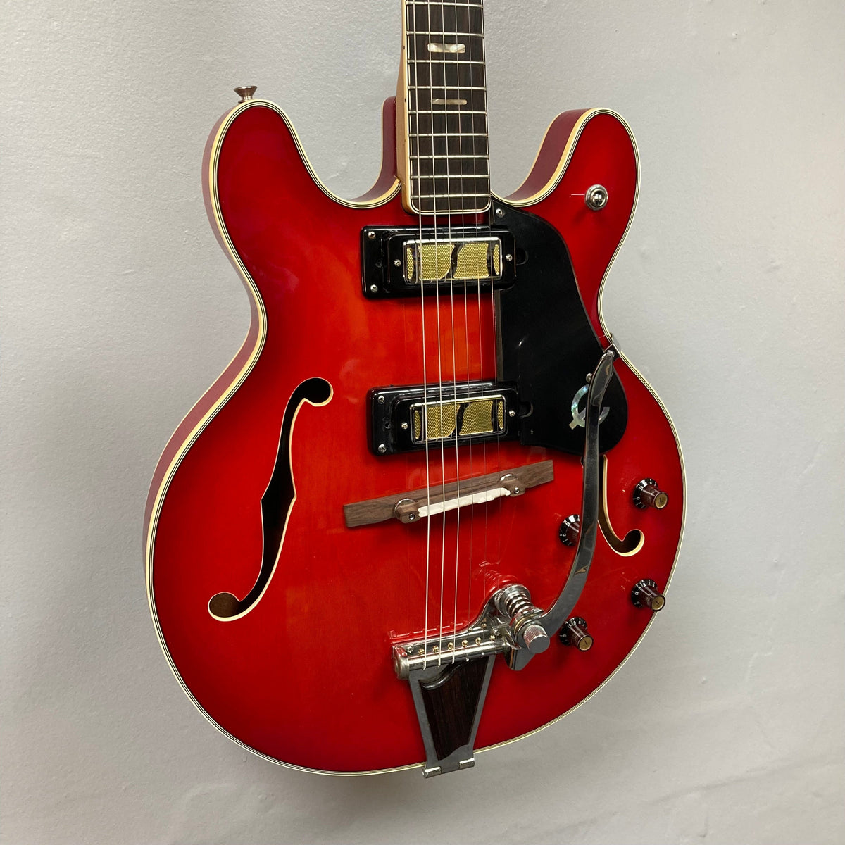 Epiphone EA-250 1972-1974 made in Japan, semi-hollow electric guitar with black strings, double cutaway body, and f-holes.