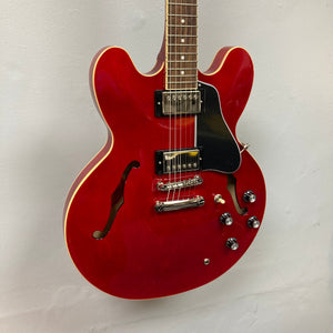 Epiphone ES-335 Semi-hollowbody Electric Guitar - Cherry, featuring layered maple construction and Alnico Classic PRO™ Humbuckers for versatile vintage sounds.
