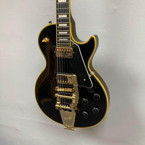 Epiphone Joe Bonamassa 59 Les Paul Custom Bigsby, featuring a glossy black finish, gold hardware, humbucking pickups, and vibrato tailpiece.