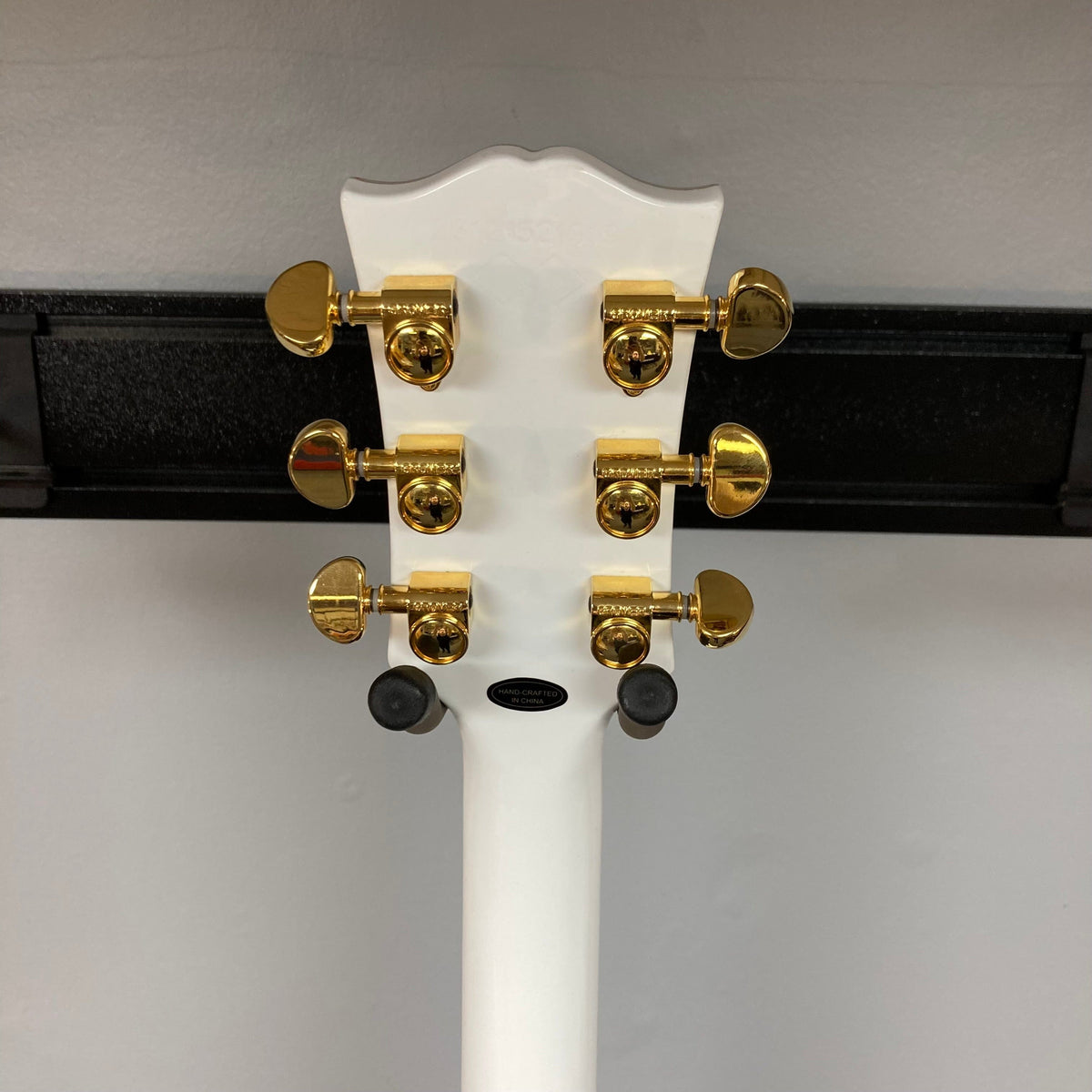 Epiphone Les Paul Custom Inspired by Gibson, Alpine White, featuring gold knobs, mahogany body, ebony fretboard, and Grover tuners, with a protective hardshell case.