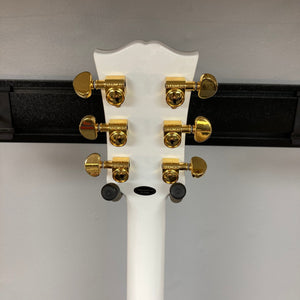Epiphone Les Paul Custom Inspired by Gibson, Alpine White, featuring gold knobs, mahogany body, ebony fretboard, and Grover tuners, with a protective hardshell case.