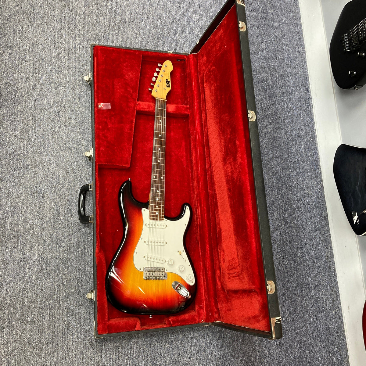 ESP Japan 400 Series Strat style w/Case Consign
