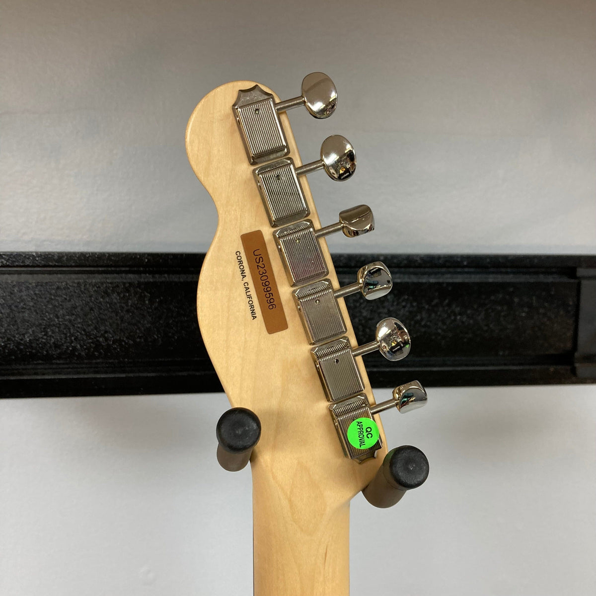 Fender American Performer Telecaster Honeyburst w/GigBag Refurb, featuring a close-up of the guitar neck, tuners, and price tag.