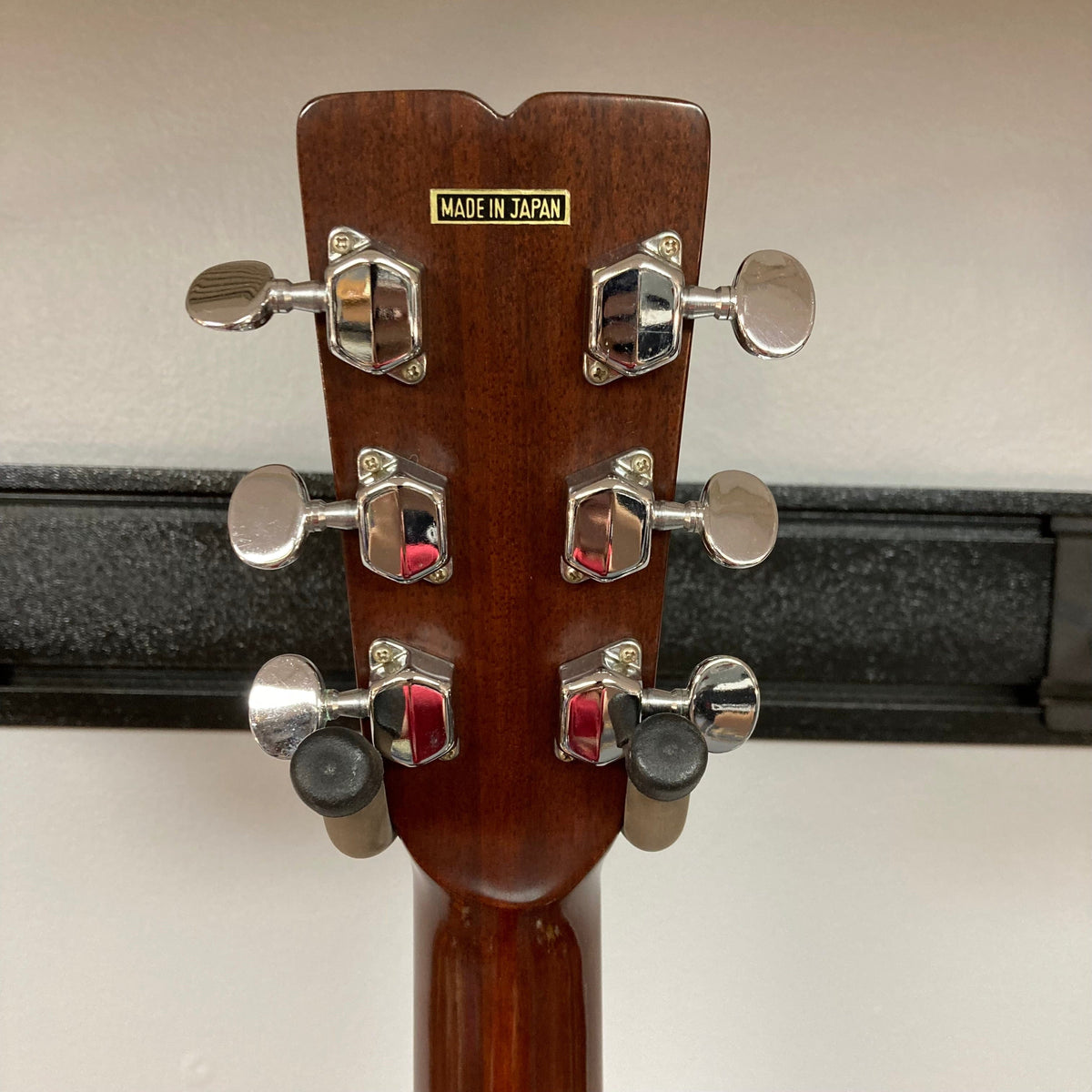 Fender F-35 1972 - 1981 - Natural MIJ, close-up of guitar's intricate craftsmanship with Spruce top and Obankole back and sides.