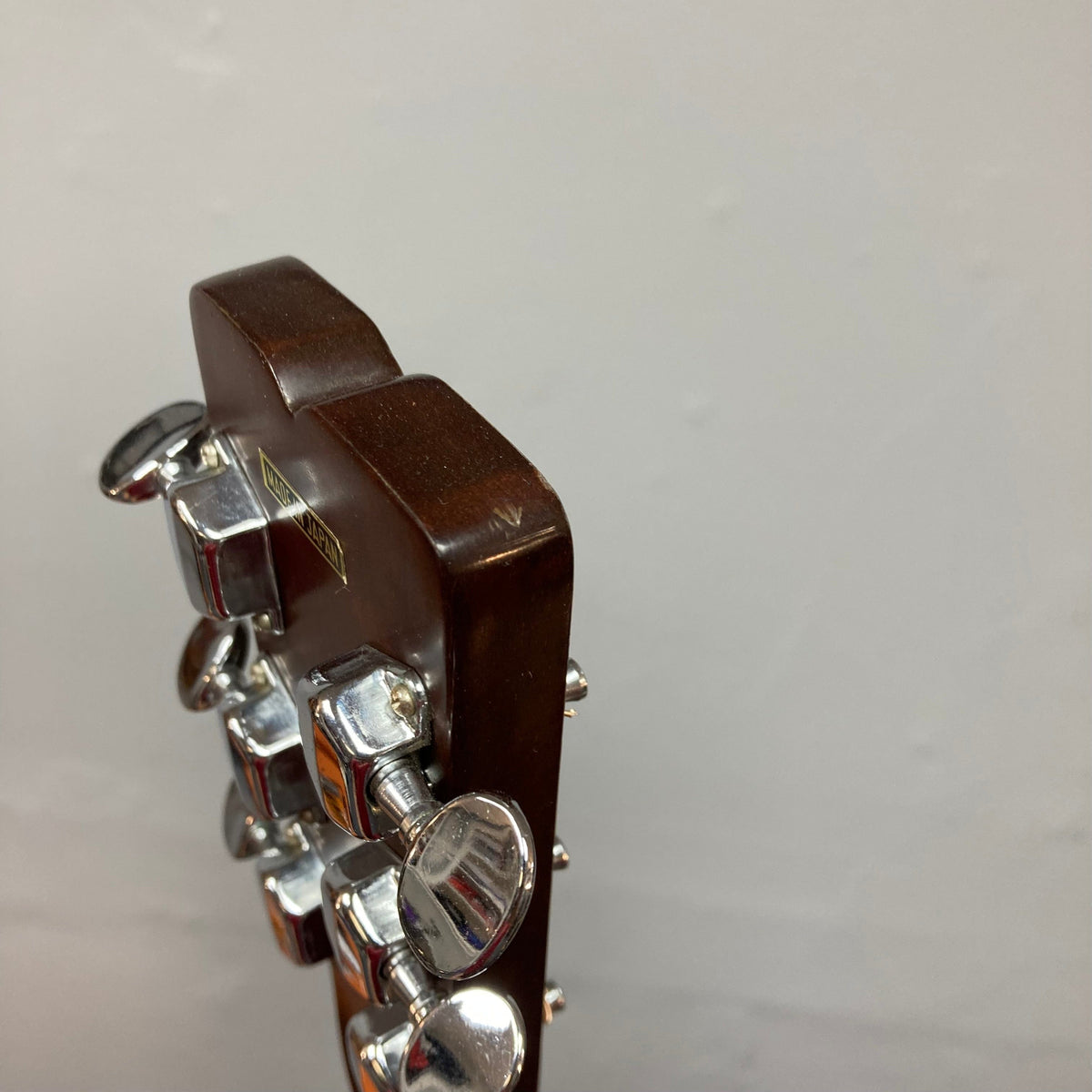 Fender F-35 1972-1981 Natural MIJ, close-up of the guitar's body and detailed craftsmanship, showcasing its timeless design and unique wood blend.