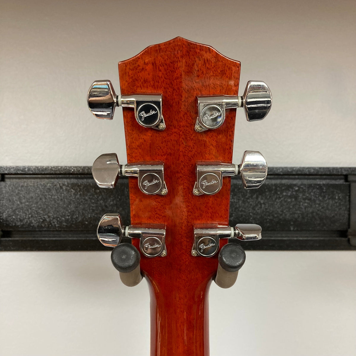 Fender FR-50CE Resonator Sunburst Used, showcasing the guitar's back with visible resonator and logo details.
