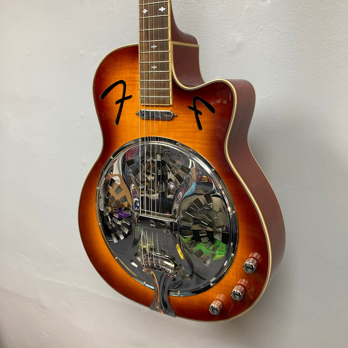 Fender FR-50CE Resonator Sunburst Used, featuring a circular body, spider bridge, custom F-hole, and metal knobs.