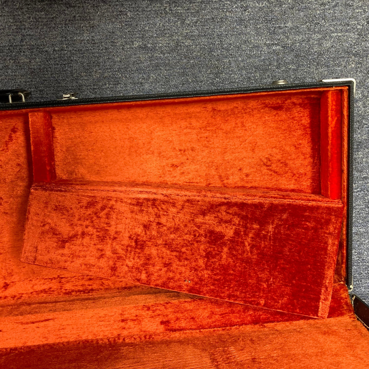 Vintage Fender Guitar Case from the late '60s to early '70s, featuring a red velvet interior. Ideal for collectors and musicians seeking authentic protection.