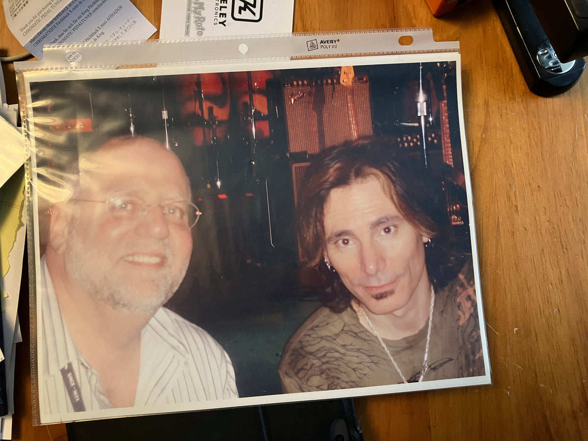 Fender MIJ Aerodyne Stratocaster Signed by 9 Rock Legends – Rock & Roll Fantasy Camp 2007