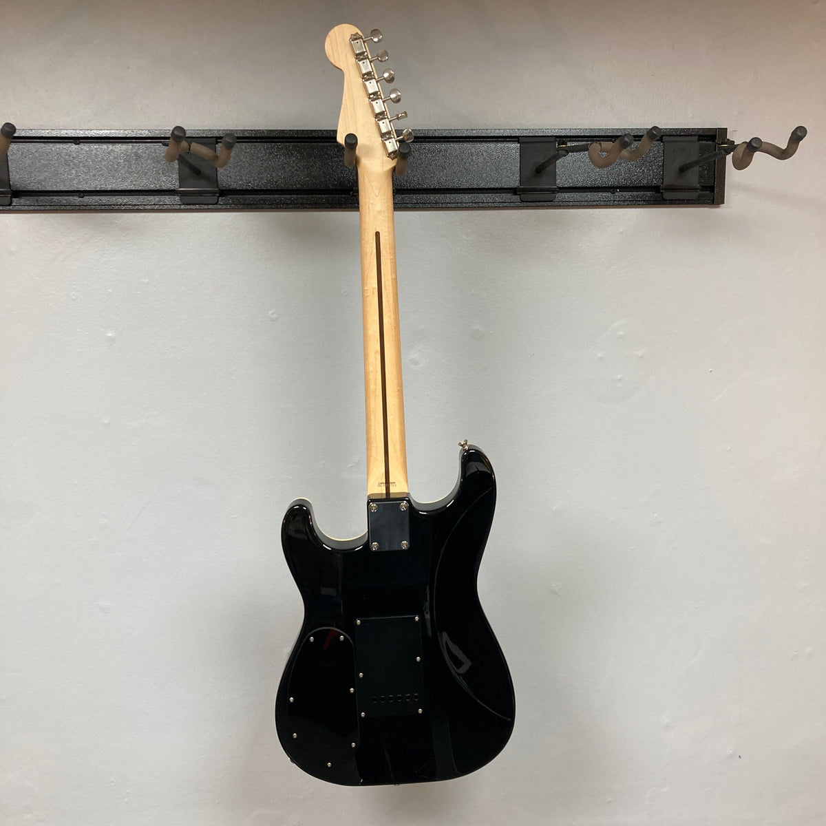 Fender MIJ Aerodyne Stratocaster Signed by 9 Rock Legends – Rock & Roll Fantasy Camp 2007