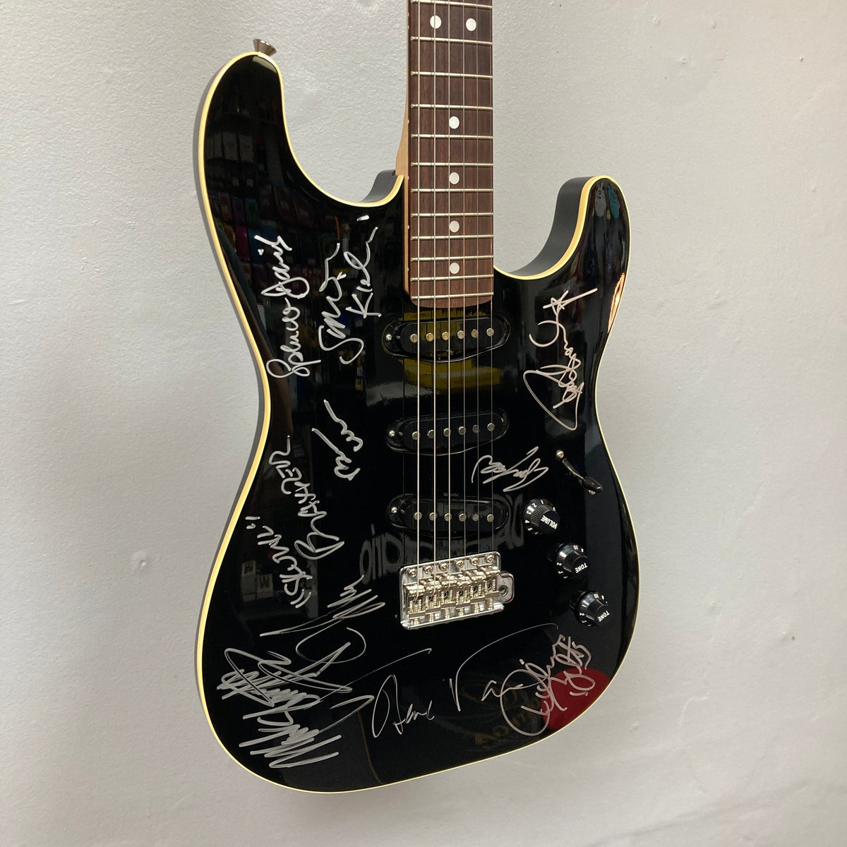 Fender MIJ Aerodyne Stratocaster Signed by 9 Rock Legends – Rock & Roll Fantasy Camp 2007