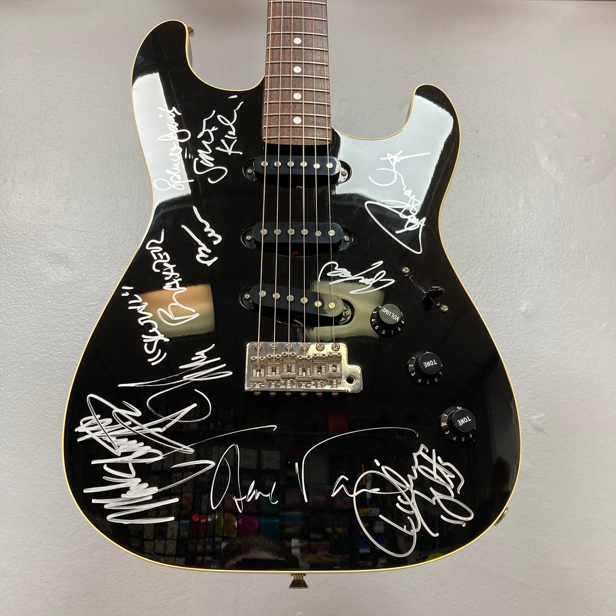 Fender MIJ Aerodyne Stratocaster Signed by 9 Rock Legends – Rock & Roll Fantasy Camp 2007