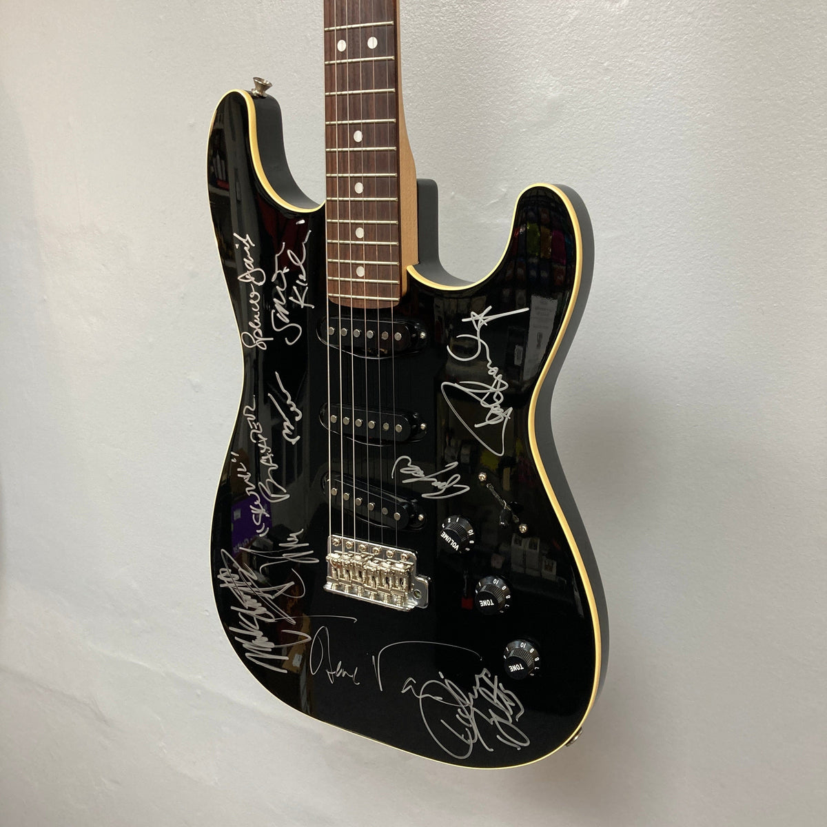 Fender MIJ Aerodyne Stratocaster Signed by 9 Rock Legends – Rock & Roll Fantasy Camp 2007