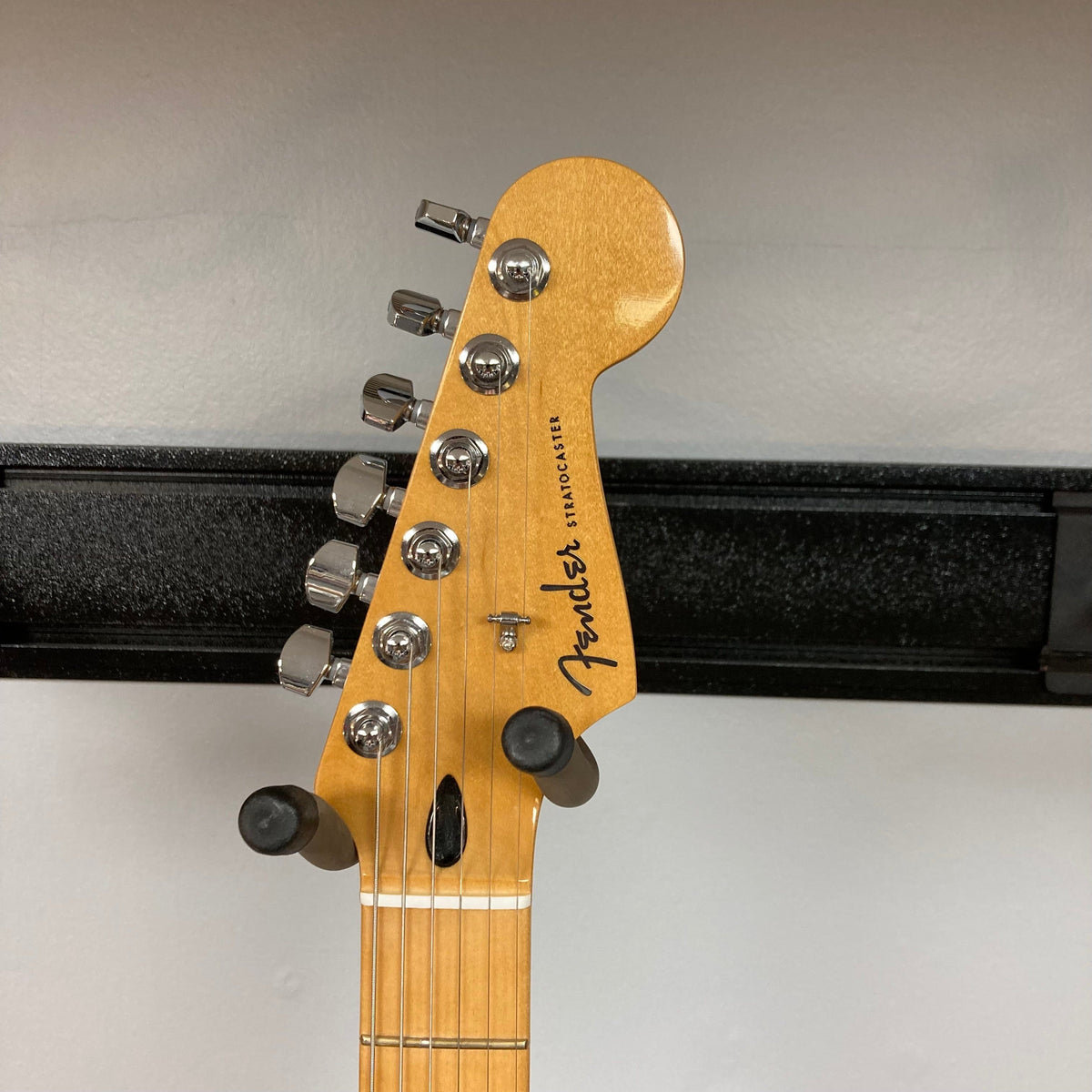 Fender Player Plus Stratocaster Olympic Pearl, close-up on guitar body and pegs, showcasing premium features and craftsmanship. Gigbag included.