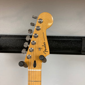 Fender Player Plus Stratocaster Olympic Pearl, close-up on guitar body and pegs, showcasing premium features and craftsmanship. Gigbag included.