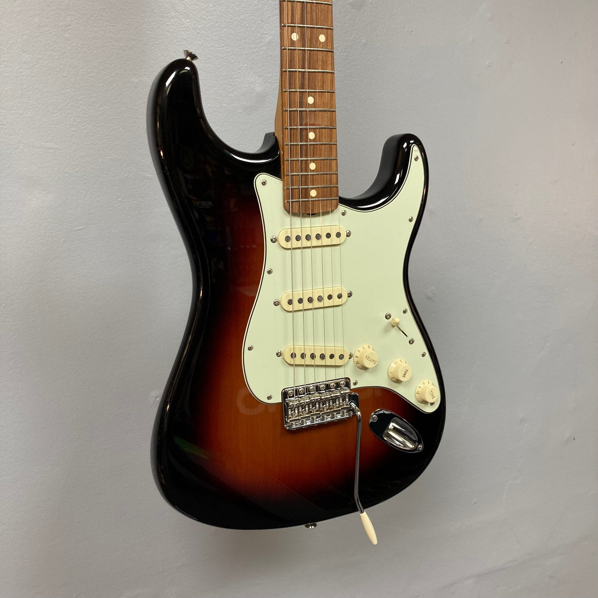 Fender Vintera '60s Stratocaster 3-Tone Sunburst Refurb w/Gigbag, showcasing classic tremolo bridge and vintage-style pickups.