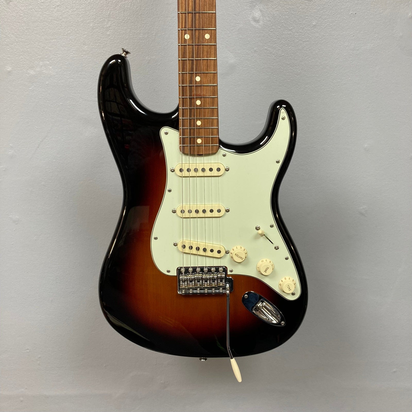 Fender Vintera '60s Stratocaster 3-Tone Sunburst Refurb w/Gigbag, showcasing the guitar's body and neck, highlighting its classic design and vintage-style features. Fender Vintera '60s Stratocaster 3-Tone Sunburst Refurb w/Gigbag, showcasing the guitar's body and neck, highlighting its classic design and vintage-style features.