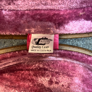A fabric tag reading "GWW Quality Cases Made in Costa Rica" is attached to the pink velvet lining with brown trim of the Gibson 5-Latch Brown/Pink Hardshell Case for Les Paul, evoking the classic style of vintage Gibson cases.