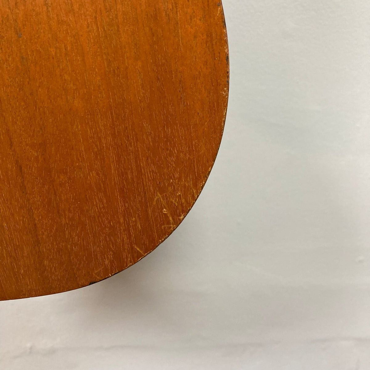 Close-up of the Gibson B-15 1967 - 1969 Natural acoustic guitar's mahogany wood surface, showcasing its vintage wear and craftsmanship.