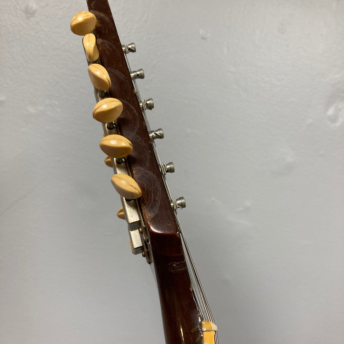 Close-up of the guitar neck of the 1968 Gibson ES-335TD-12 Sunburst 12-string guitar.