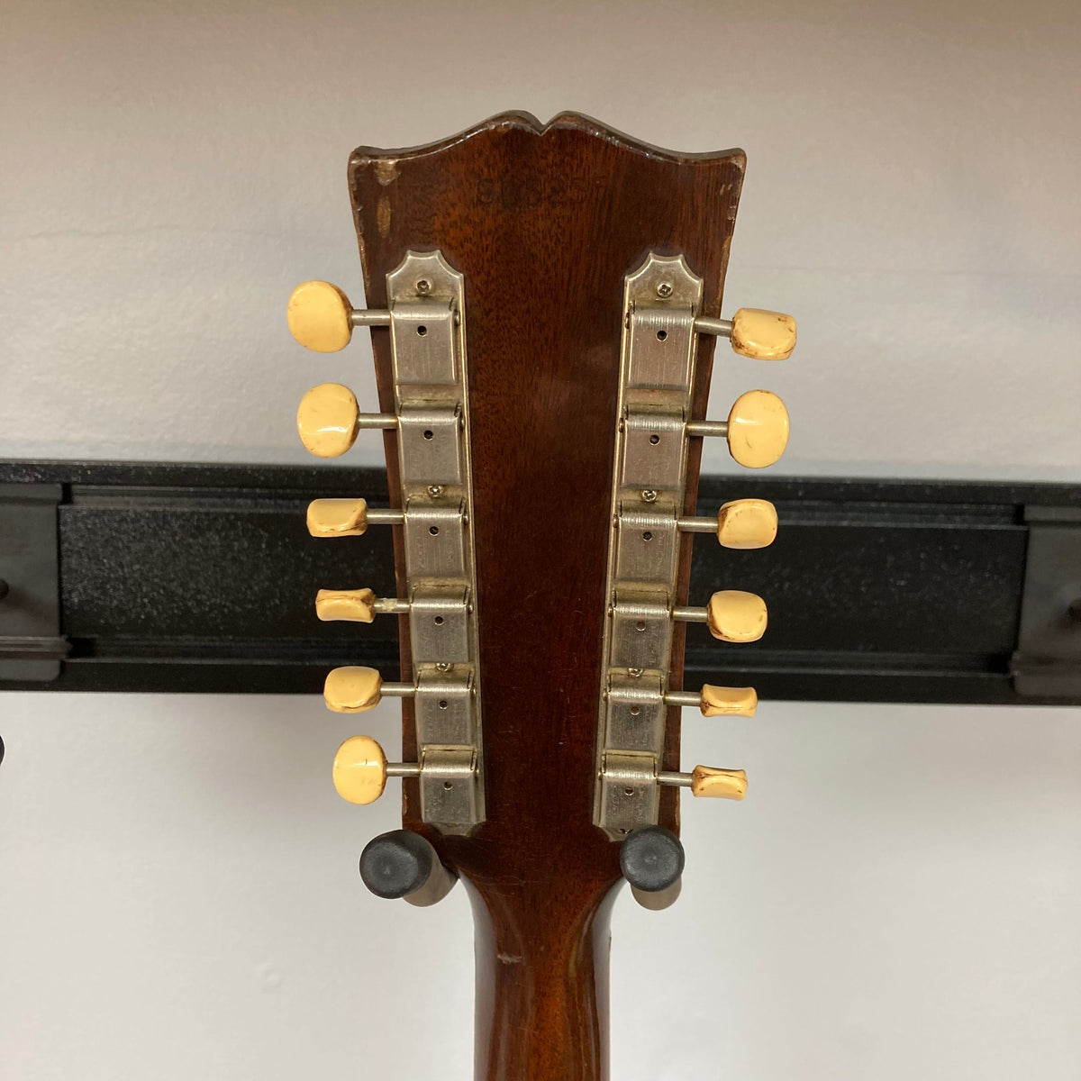 Gibson ES-335TD-12 1968 Sunburst w/Case, featuring a close-up of the headstock and tuning pegs, highlighting its vintage craftsmanship.