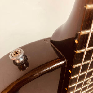 Close-up of the Gibson Les Paul Junior 1957 Sunburst, highlighting its body, neck, fretboard details, strap button, and trademark P-90 pickup.