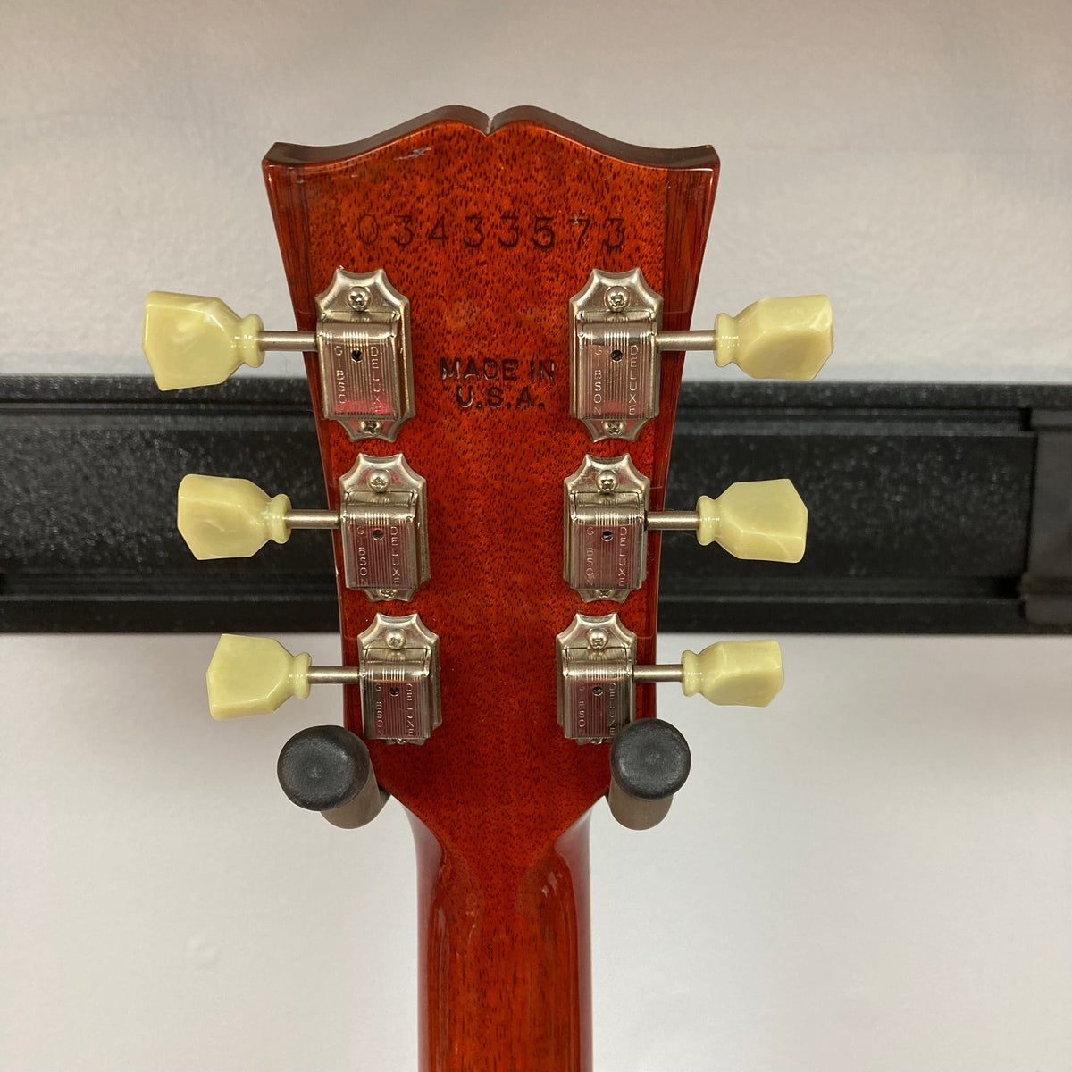 Close-up of the Gibson Les Paul Standard Premium Plus 2003 Ice Tea Burst guitar, highlighting its flamed maple top and Burstbucker Pro pickups.