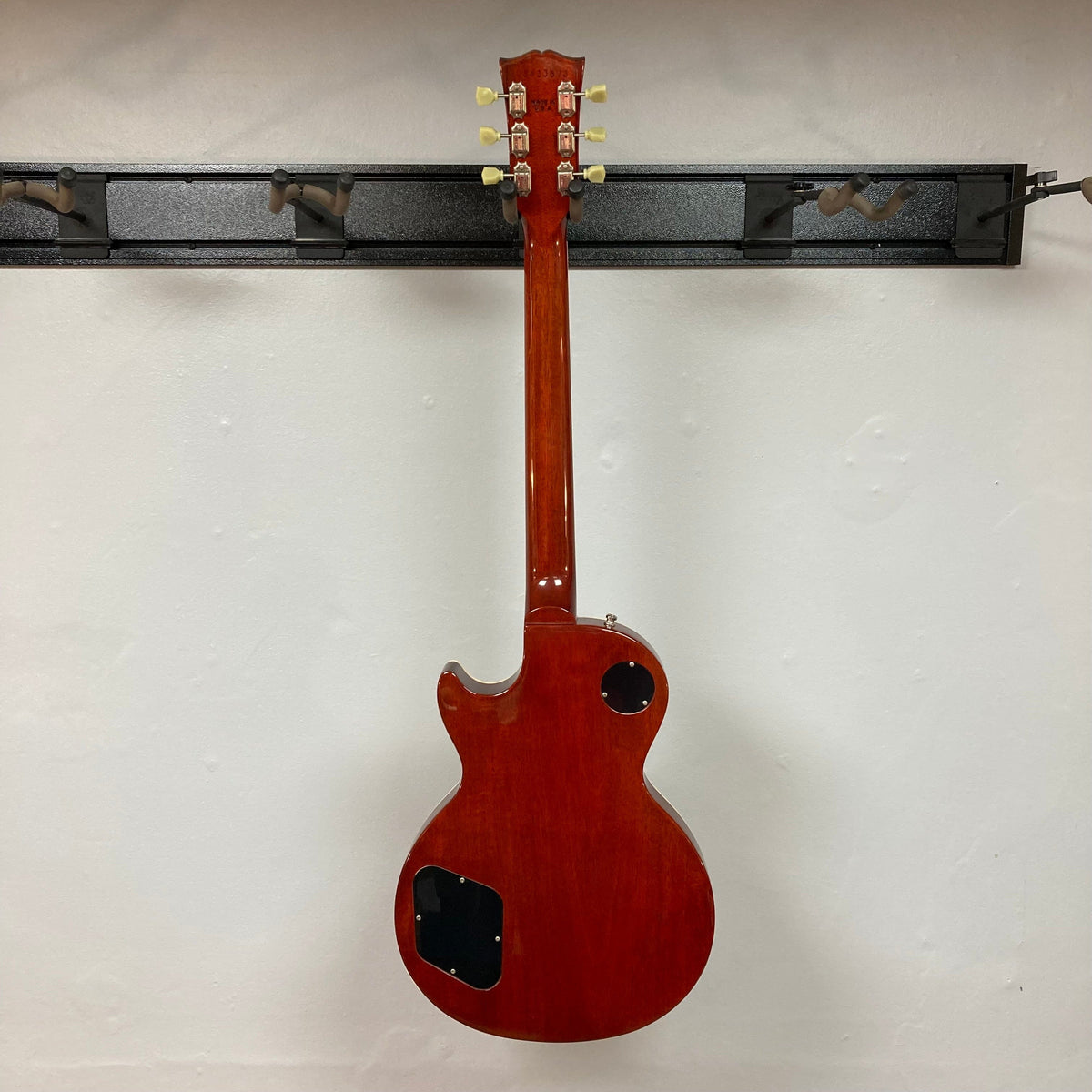 Gibson Les Paul Standard Premium Plus 2003 Ice Tea Burst guitar displayed on a rack. Features flamed maple top and Burstbucker Pro pickups.