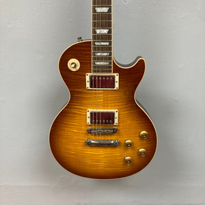 Close-up of a Gibson Les Paul Standard Premium Plus 2003 Ice Tea Burst, highlighting the guitar’s strings and finish.