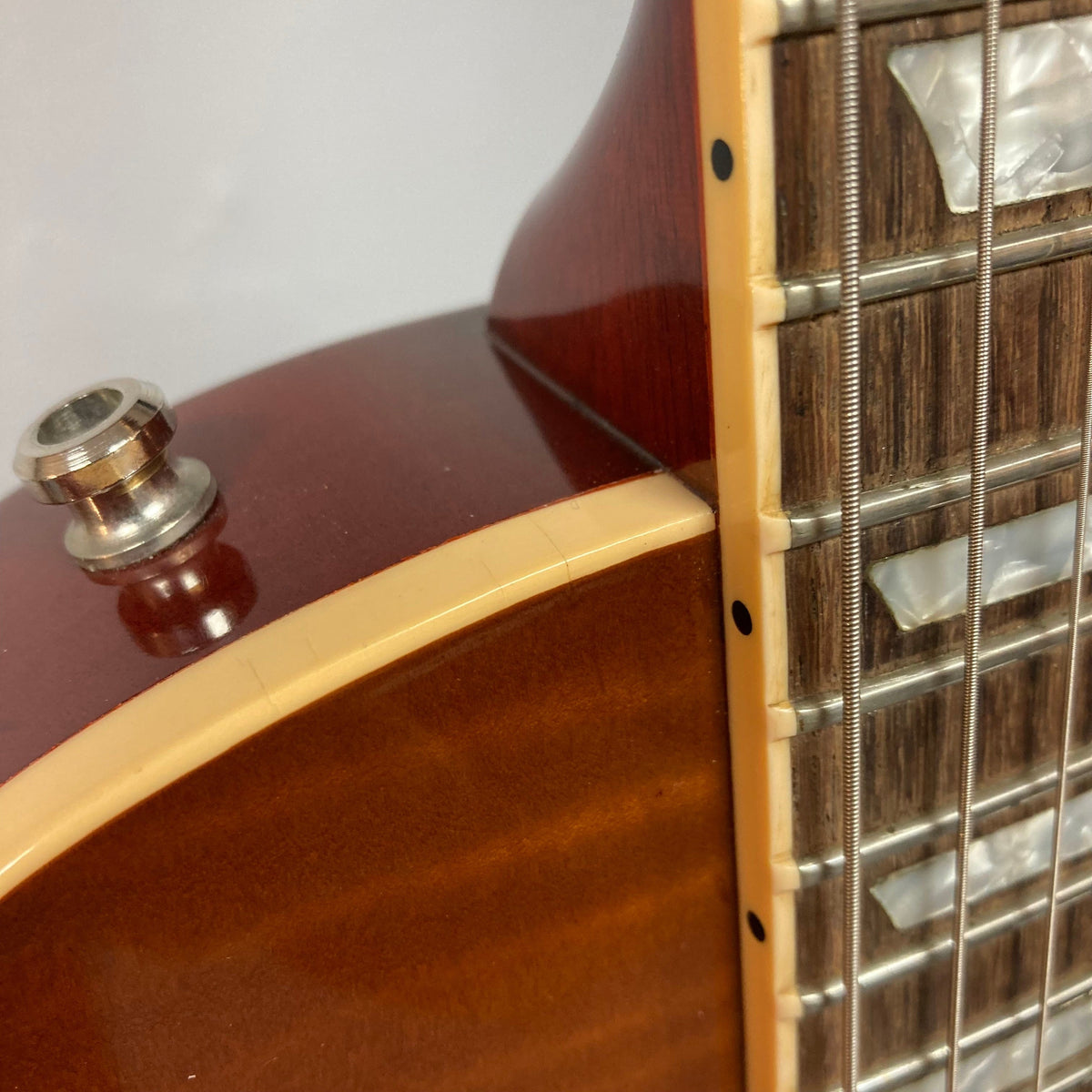 Gibson Les Paul Standard Premium Plus 2003 Ice Tea Burst guitar close-up, showcasing flamed maple top and Burstbucker Pro pickups.