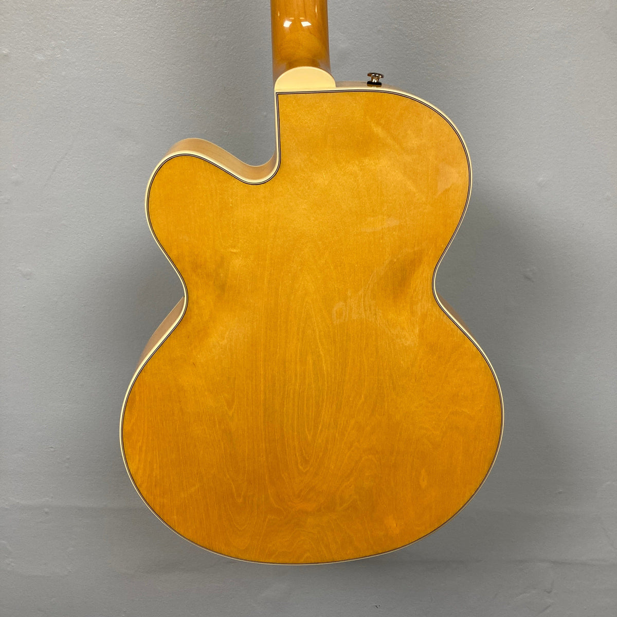 Gretsch G2420 Village Amber Used guitar close-up, highlighting hollowbody design and Broad'Tron humbuckers for versatile sound. Perfect for diverse musical styles.