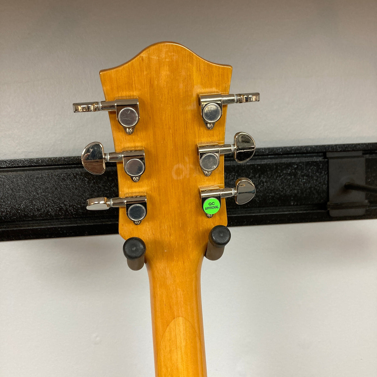 Gretsch G2420 Village Amber Used guitar head with knobs and hollowbody, showcasing vintage style and modern performance features like Broad'Tron humbuckers and classic aesthetic.