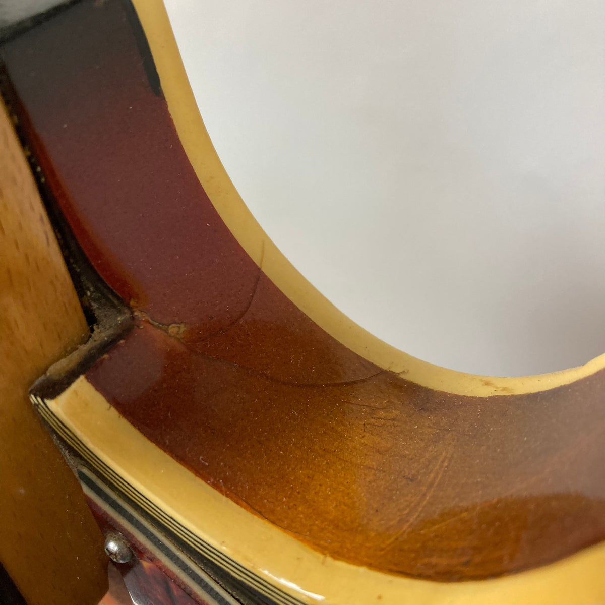 Close-up of the Kingston Semi-Hollowbody guitar with a 1960s Vintage Burst finish, highlighting its semi-hollow design and retro aesthetic.