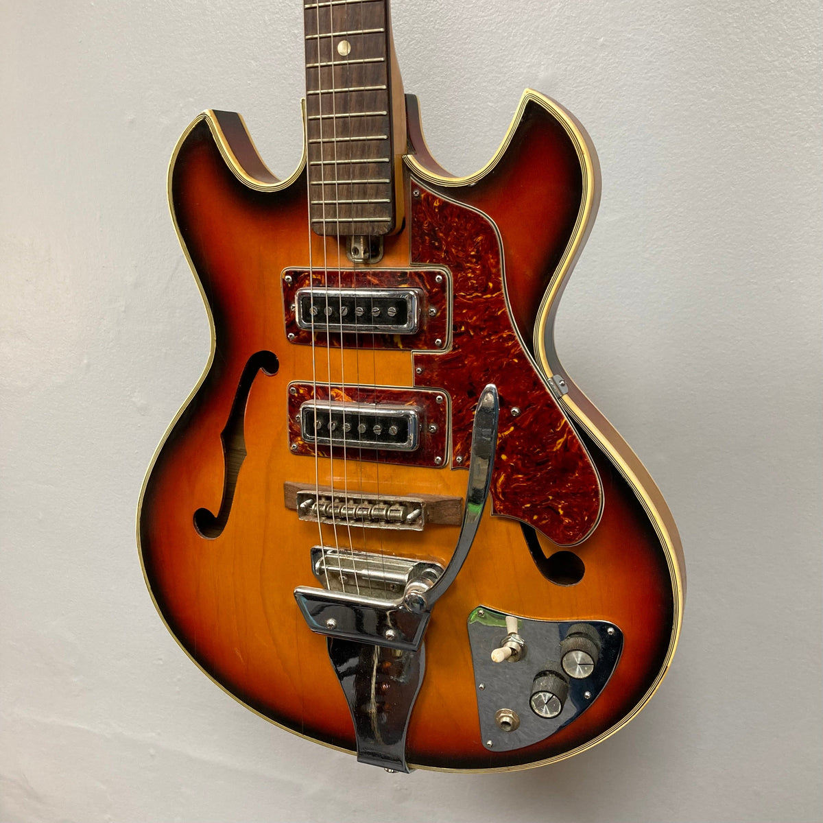 Kingston Semi-Hollowbody 1960s Vintage Burst electric guitar, showcasing semi-hollow design and intricate detailing for warm, resonant sound.