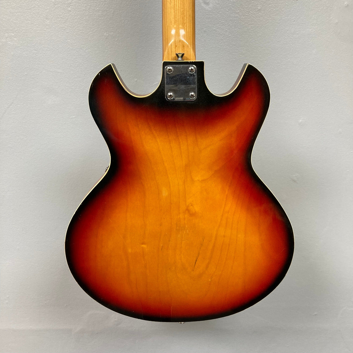 Close-up of the Kingston Semi-Hollowbody 1960s Vintage Burst guitar, highlighting its semi-hollow design and vintage aesthetic.