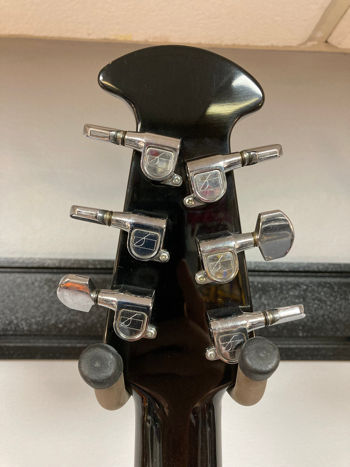 Close-up of the Ovation Deacon 1973-1975 Sunburst Electric Guitar, highlighting its well-preserved body and vintage sunburst finish.