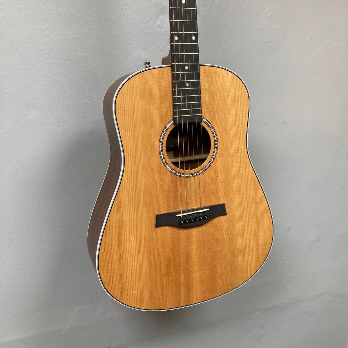 Seagull Maritime SWS Natural SG Acoustic/Electric Guitar w/Stagg Hard Case consign/used