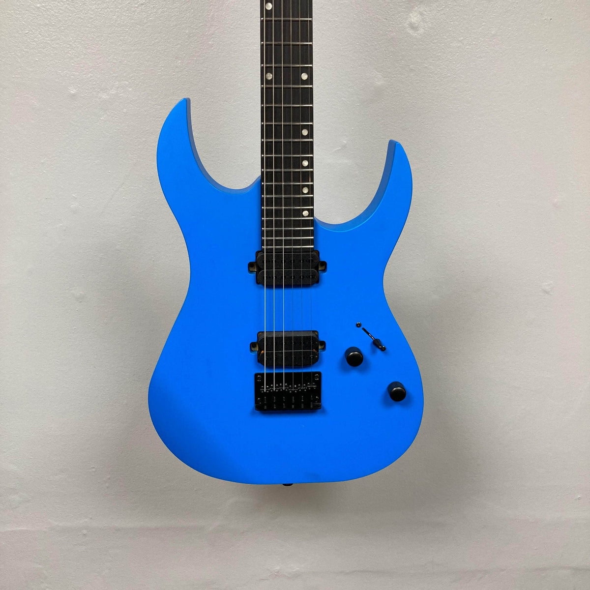 Spira S-400 MBL Electric Guitar with matte-blue finish, double-cutaway body, six strings, black humbucking pickups, and fixed bridge, designed for speed and precision.