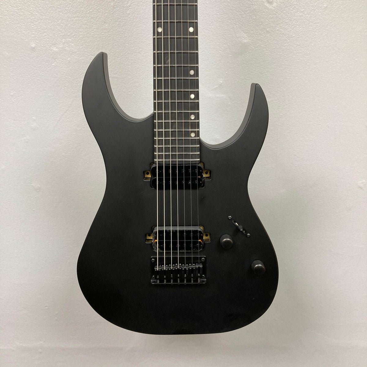 Spira S-407 MBK Matte Black Electric Guitar, featuring seven strings, dual humbuckers, and satin finish, showcasing sleek design and extended range for versatile playability.