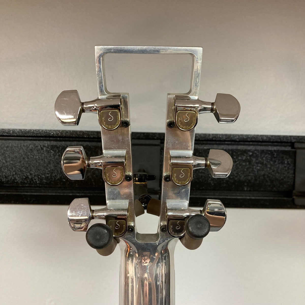 Travis Bean TB1000A Artist Natural 1970s guitar close-up, highlighting aluminum neck and bridge, high-output pickups, and visible wear. Vintage case included.