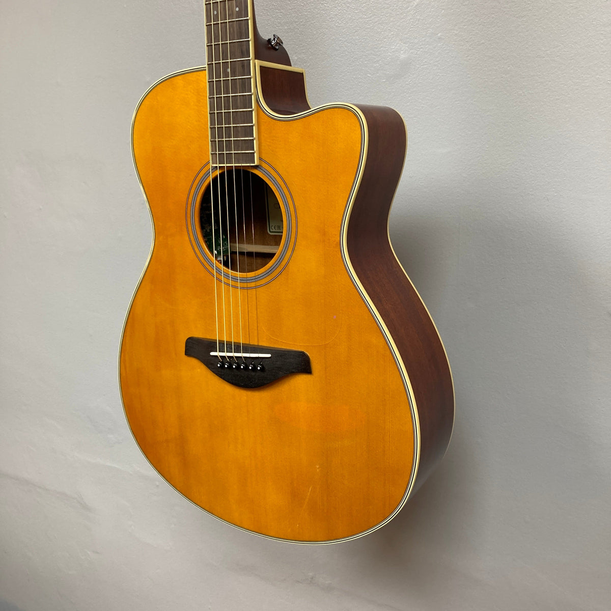 Yamaha Vintage Tint FS Cutaway Transacoustic Guitar