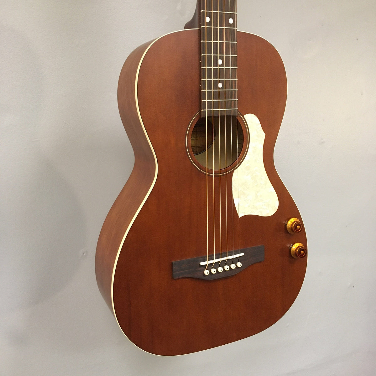 Art & Lutherie Roadhouse Q-Discrete Havana Brown Guitars...