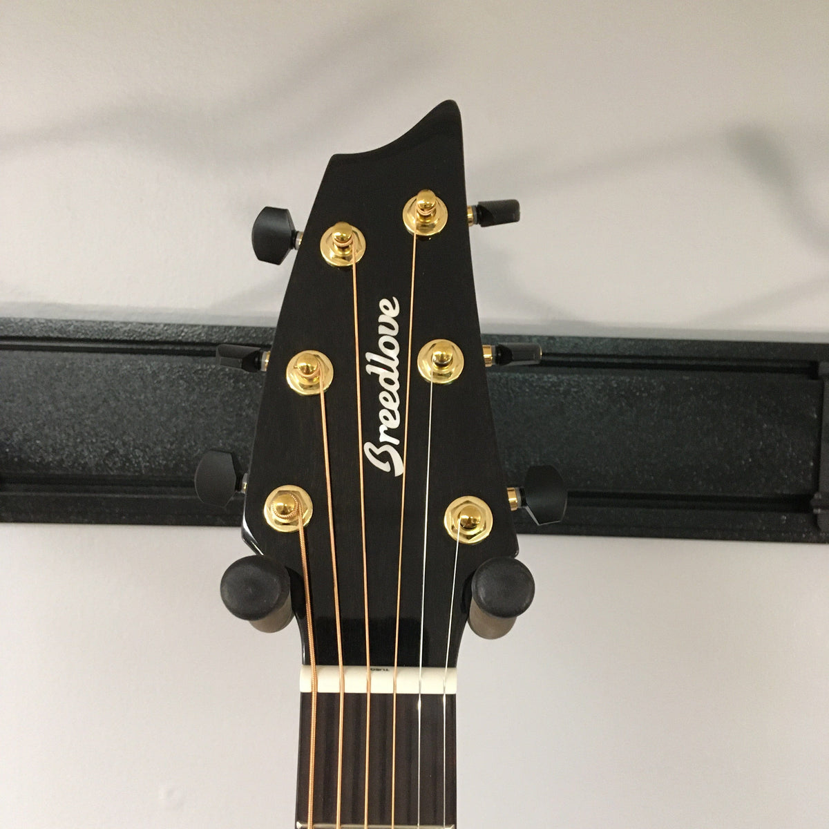 Breedlove Performer Pro Concert Aged Toner CE European-African Mahogany guitar headstock with gold knobs and visible strings.