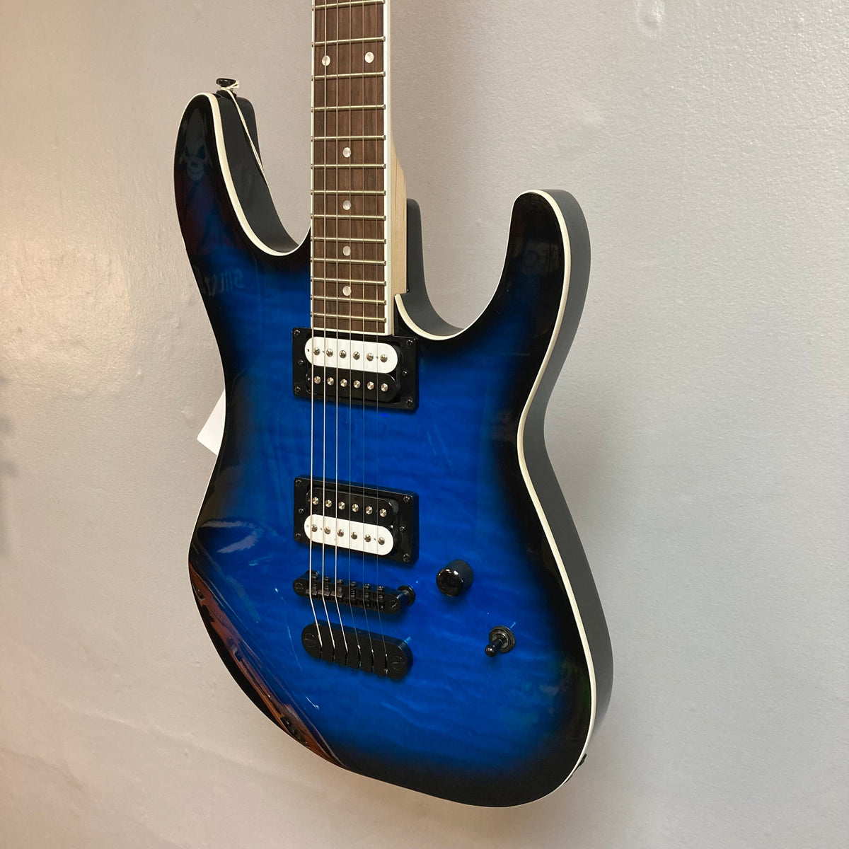 Dean MD X Quilt Maple Trans Blue Burst electric guitar with 22-fret maple neck, Indian rosewood fingerboard, and DMT Designed Zebra Pickups.