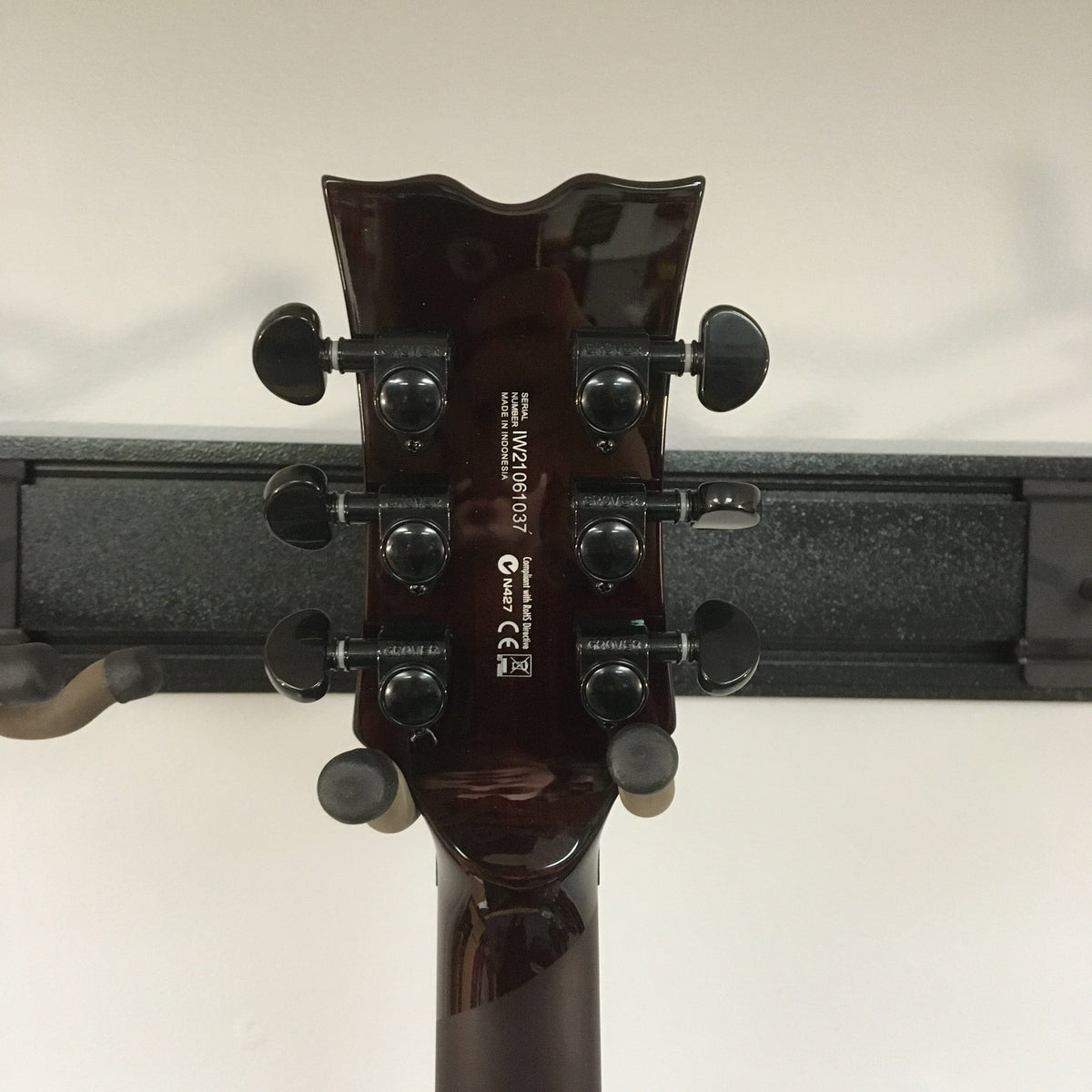 Dean Thoroughbred Select Quilt-top guitar headstock with knobs, featuring satin finish, Grover tuners, and 5-ply binding for professional musicians.